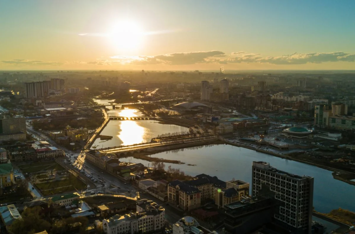 Панорамный вид с воздуха на город Челябинск, главная набережная реки Миасс.