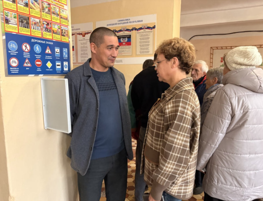 Председатель Общественного совета Ясиноватского МО провела встречу с жителями по вопросам социальной поддержки.