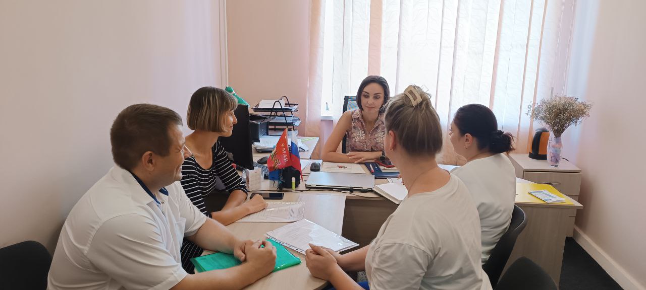 Управляющий делами администрации Ясиноватского муниципального округа провела встречу с активными жителями по вопросу создания ячеек ТОС.