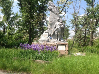 Братская могила советских воинов и памятник односельчанам.
